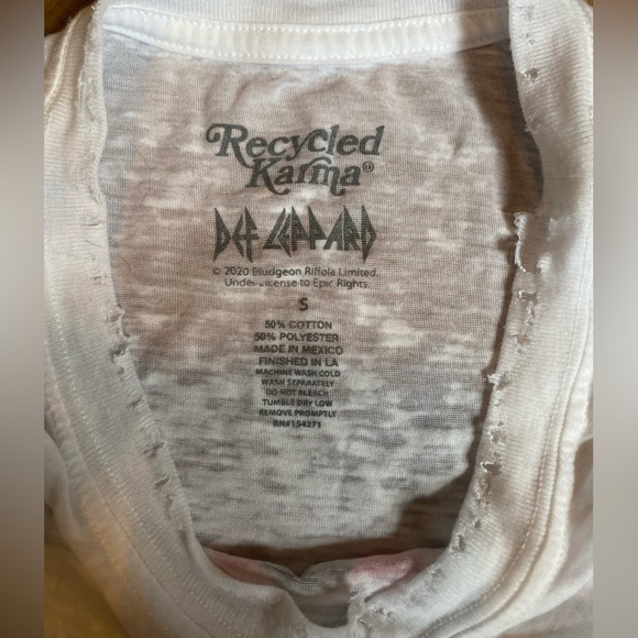 Band tee- Size Small- stretchy- DEF LEPPARD - Picture 3 of 4